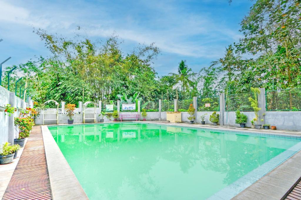 Bazén v ubytování Hotel O The Velodrome Inn near Exit Toll Malang nebo v jeho okolí