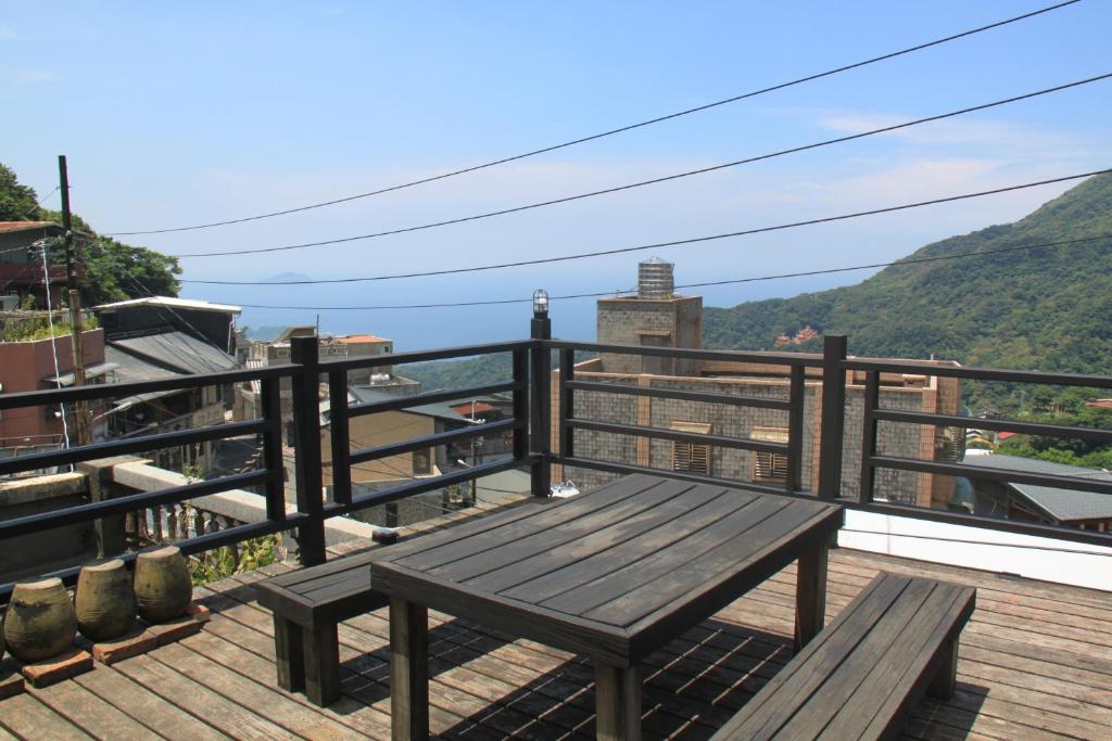 En terrasse eller udendørsområde på OwlStay Jiufen Wander