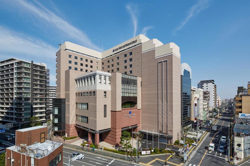 ein großes Gebäude mitten in einer Stadt in der Unterkunft Hotel Nikko Tachikawa Tokyo in Tachikawa