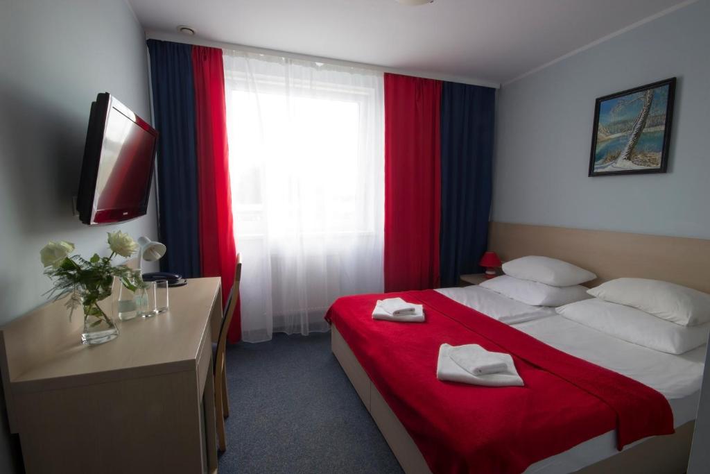 Łóżko lub łóżka w pokoju w obiekcie Hotel Czarna Perła