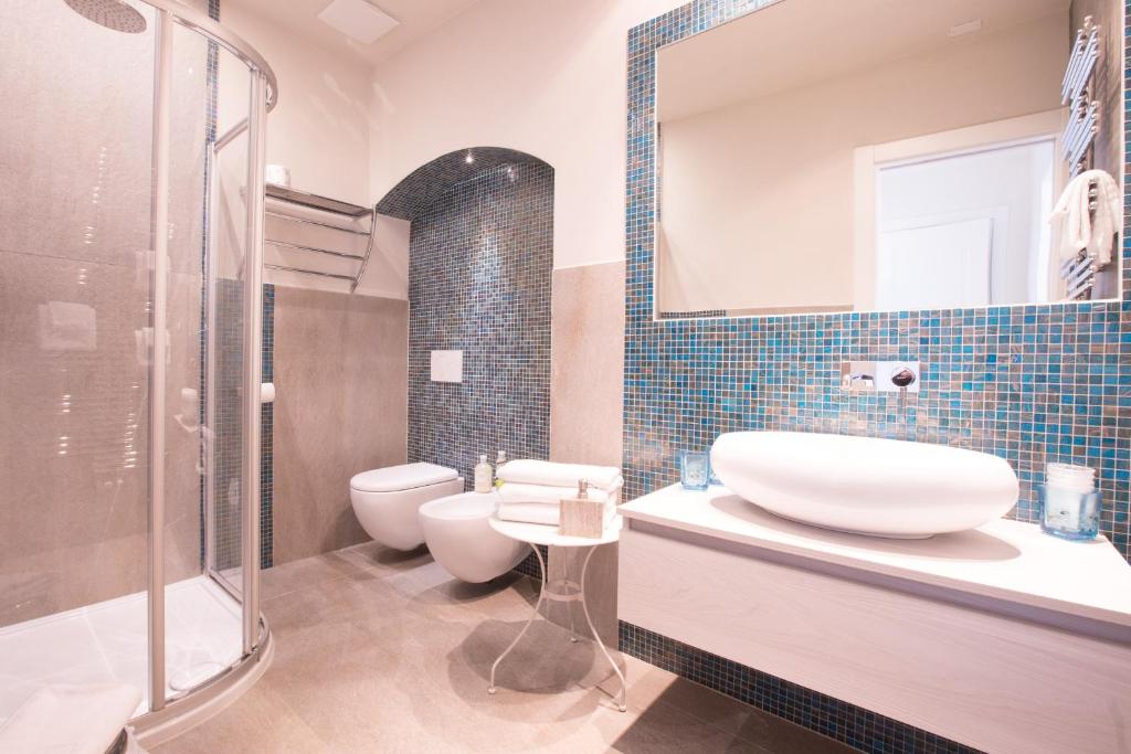 y baño con lavabo, ducha y aseo. en Bellambra en Monterosso al Mare