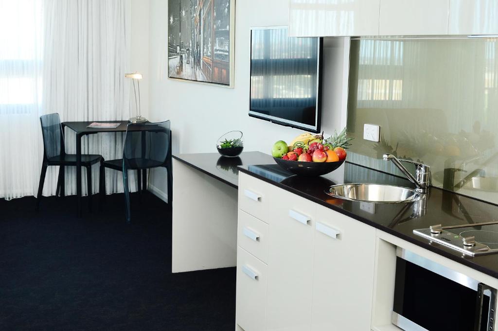 Kuchyň nebo kuchyňský kout v ubytování Oaks Gladstone Grand Hotel