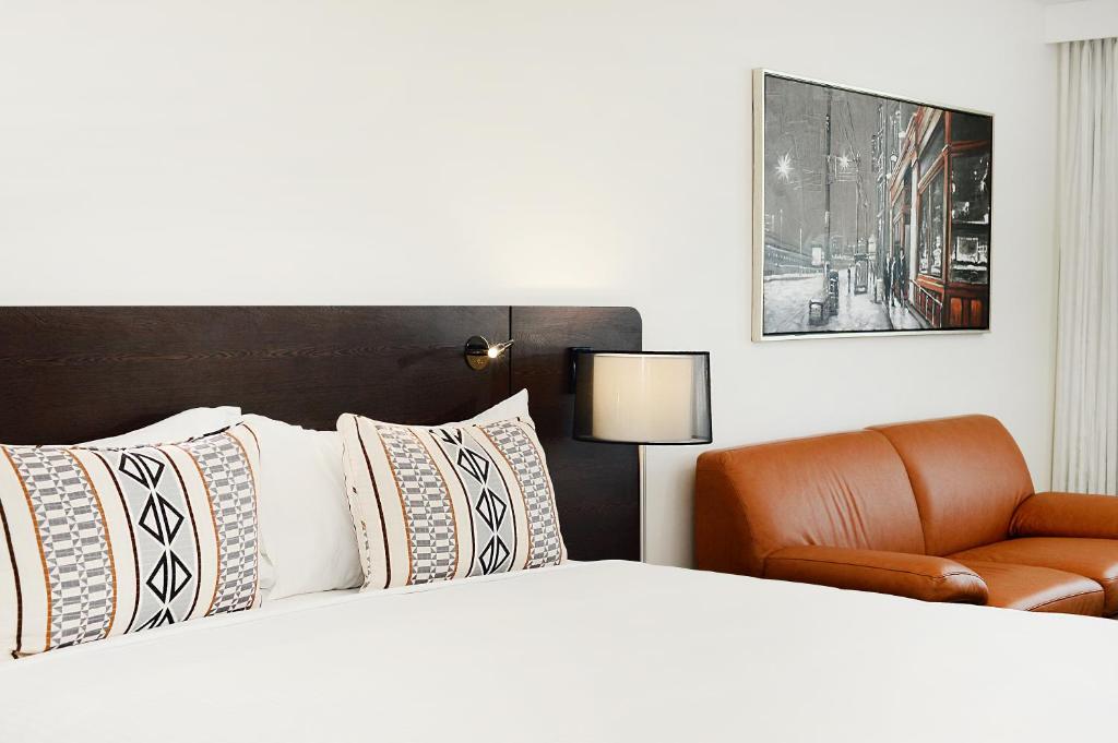 Postel nebo postele na pokoji v ubytování Oaks Gladstone Grand Hotel