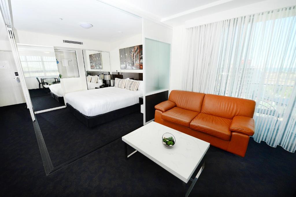 Postel nebo postele na pokoji v ubytování Oaks Gladstone Grand Hotel
