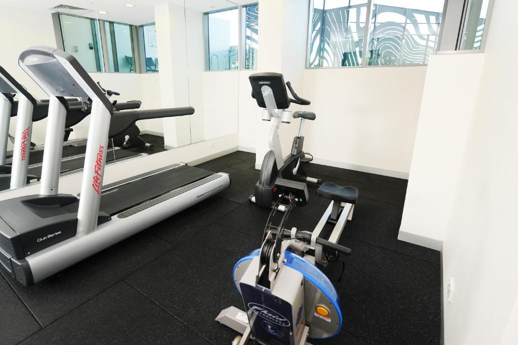 Fitness centrum a/nebo fitness zařízení v ubytování Oaks Gladstone Grand Hotel