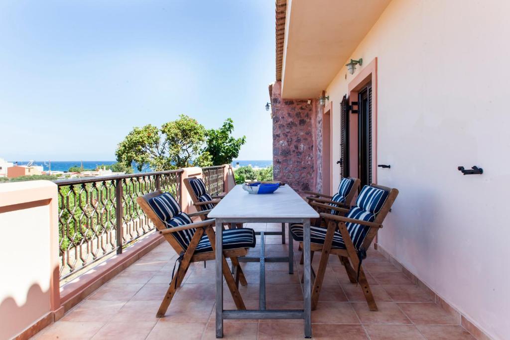 A balcony or terrace at Villa Antikleia