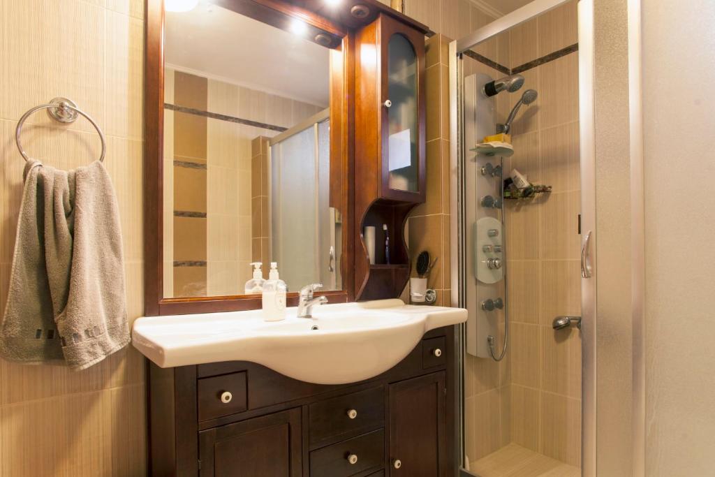 A bathroom at Villa Antikleia