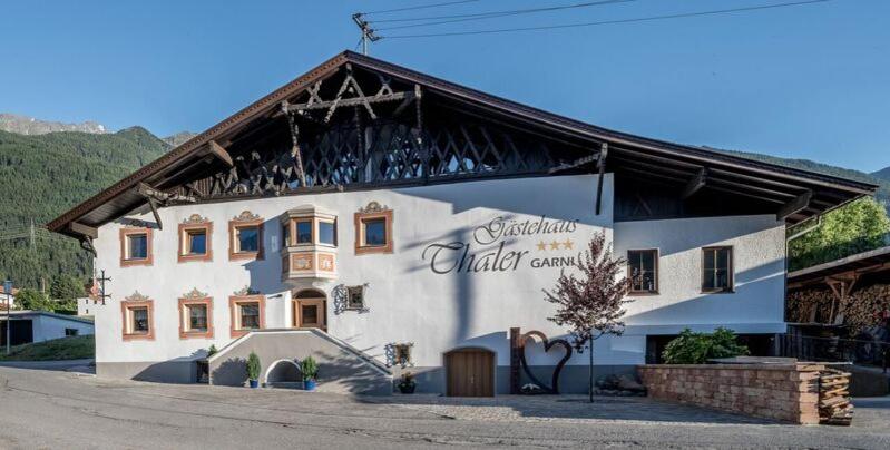 un edificio con un cartel en el costado en Hotel Thaler en Rietz