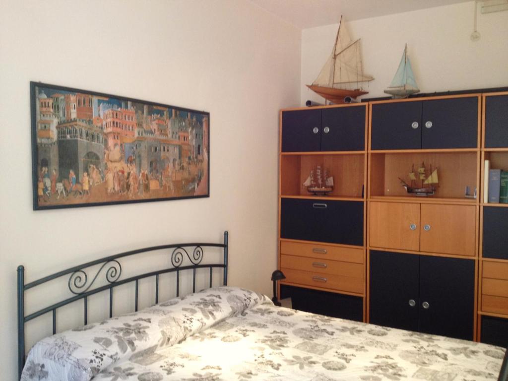 A bed or beds in a room at Juliet Room