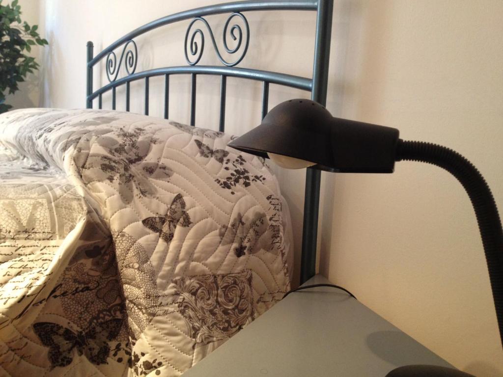 A bed or beds in a room at Juliet Room