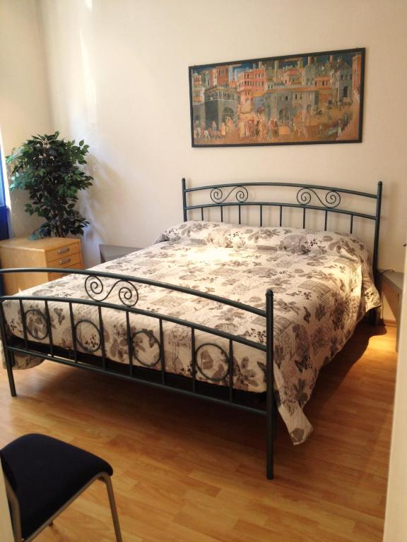 A bed or beds in a room at Juliet Room