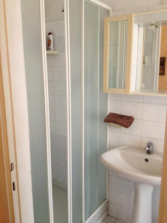 A bathroom at Juliet Room