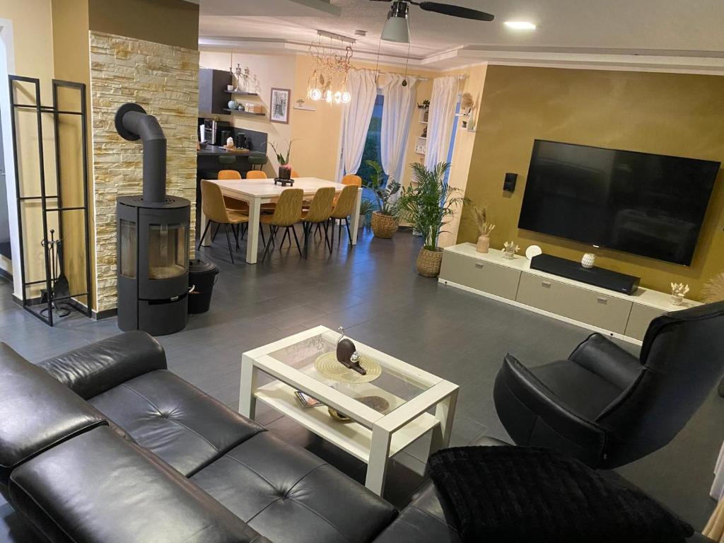 Μια τηλεόραση ή/και κέντρο ψυχαγωγίας στο Familienhaus mit Garten, Terrasse & Grill