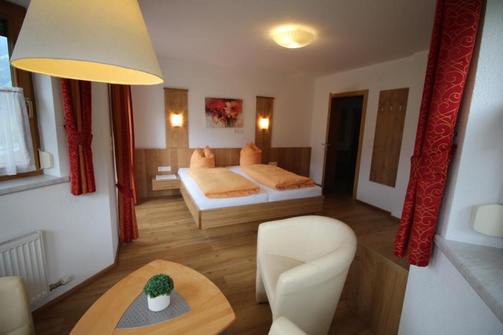 A bed or beds in a room at Haus Peter Schiestl