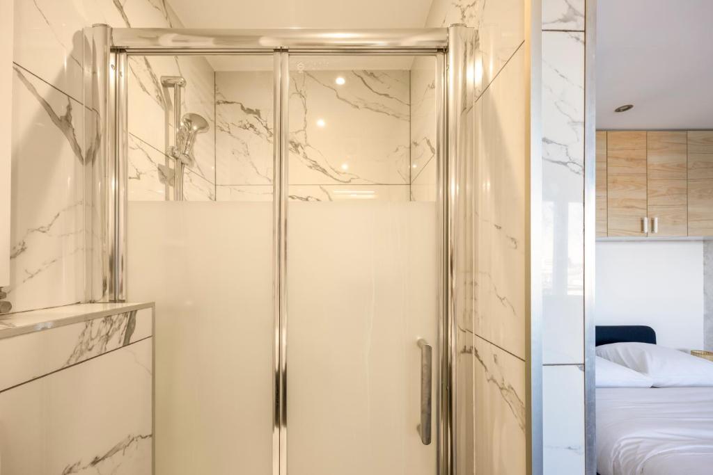 WilSix by Max, Renovated, bright studio, 1 min from train station – photo 10