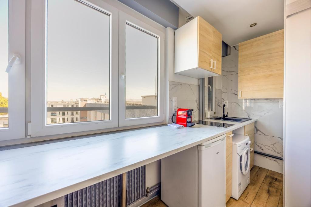 WilSix by Max, Renovated, bright studio, 1 min from train station – photo 7