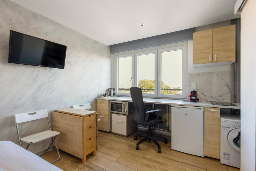 WilSix by Max, Renovated, bright studio, 1 min from train station – photo 4