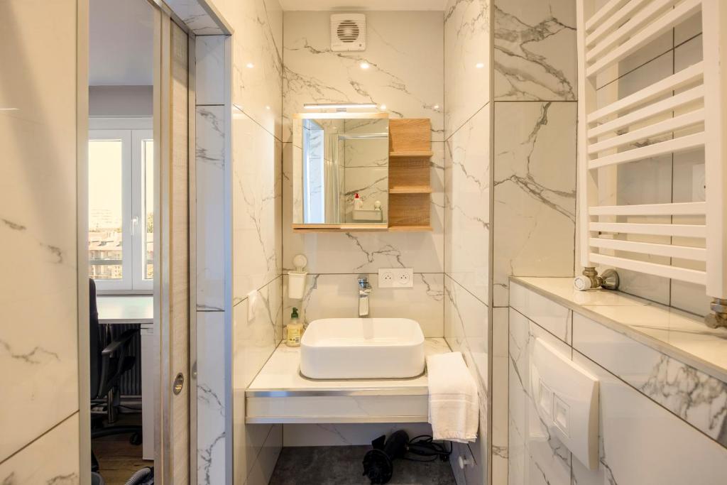 WilSix by Max, Renovated, bright studio, 1 min from train station – photo 3