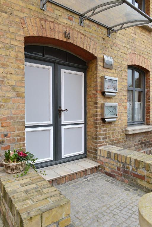 a brick house with a white door and a window at Zur Alten Schmiede in Stralsund