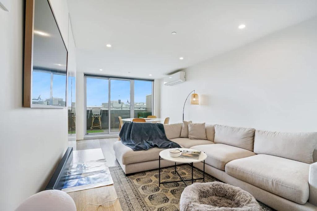 Stylish Penthouse Living With Awesome City Views Bulleen Updated Photo Inspiration
