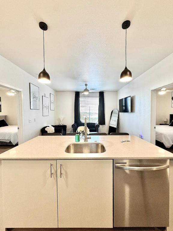 Kuchyň nebo kuchyňský kout v ubytování New Downtown Luxury APT ' 2 King Beds, Free Parking, Fast Wi-Fi & Gym Access!