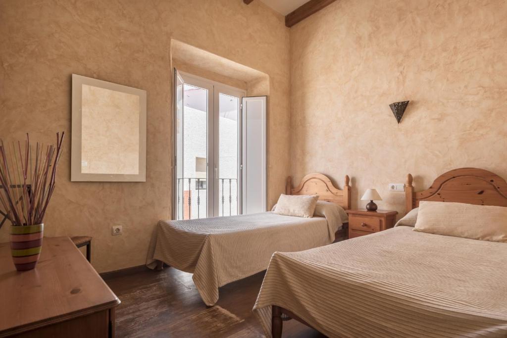 a bedroom with two beds and a window at Apartamento Guzman el Bueno in Tarifa