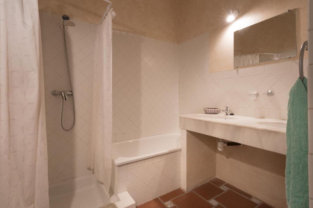 a bathroom with a tub and a sink and a shower at Apartamento Guzman el Bueno in Tarifa