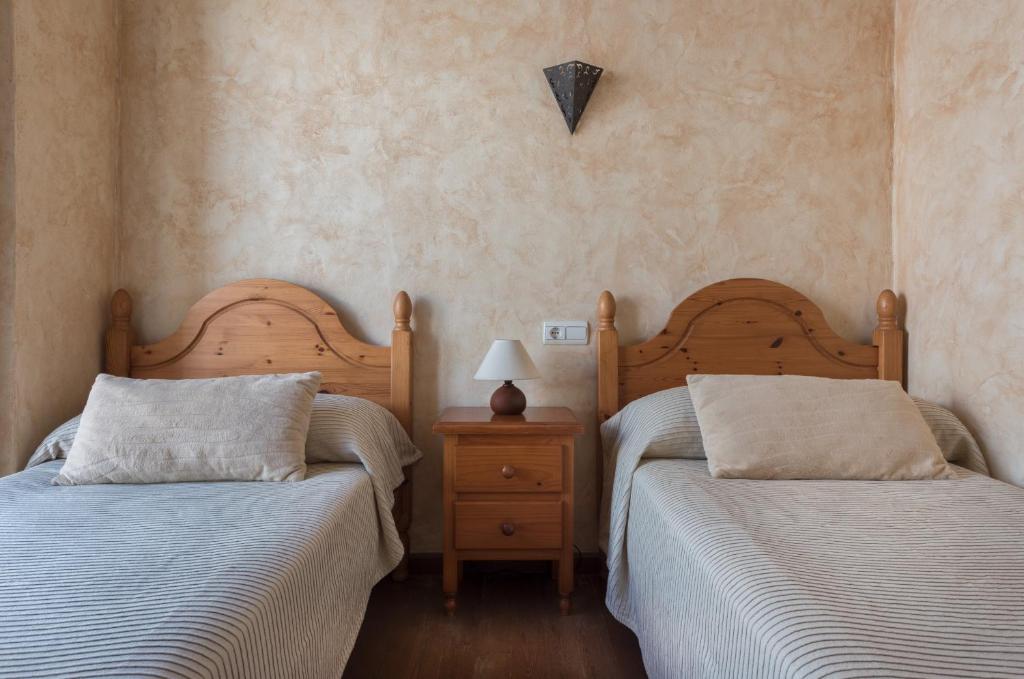 two beds sitting next to each other in a bedroom at Apartamento Guzman el Bueno in Tarifa