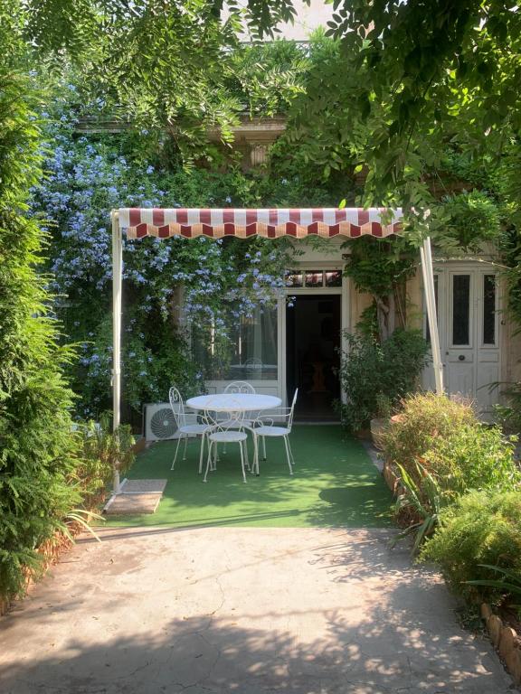 フロンティニャンにあるChez Anna, maison de villeの- パティオ(天蓋付きのテーブルと椅子付)