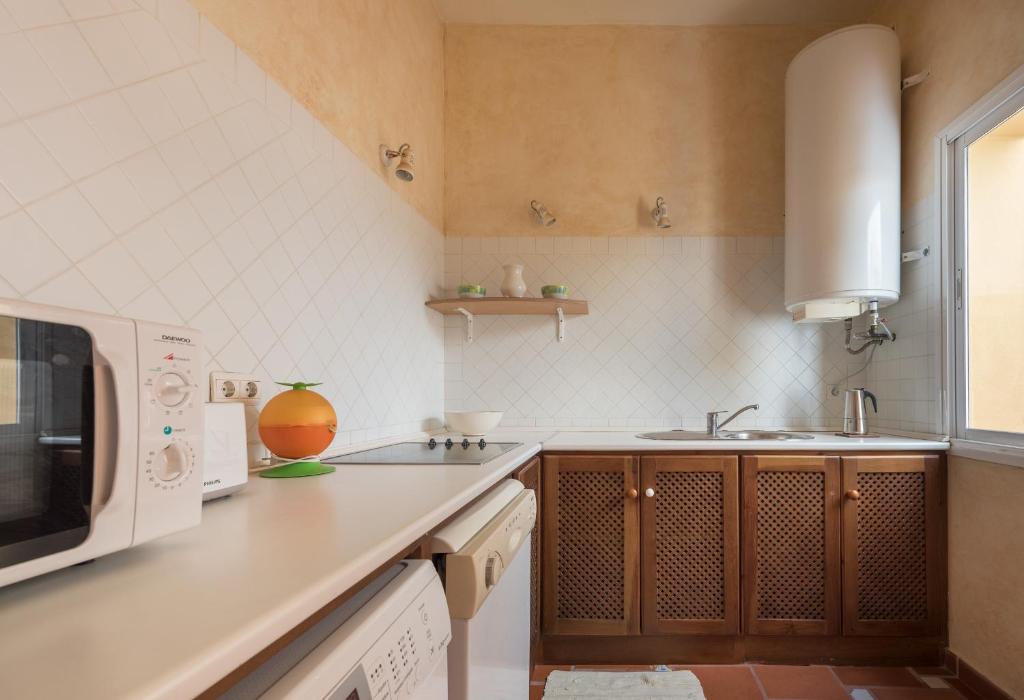 a kitchen with a sink and a microwave at Apartamento Guzman el Bueno in Tarifa