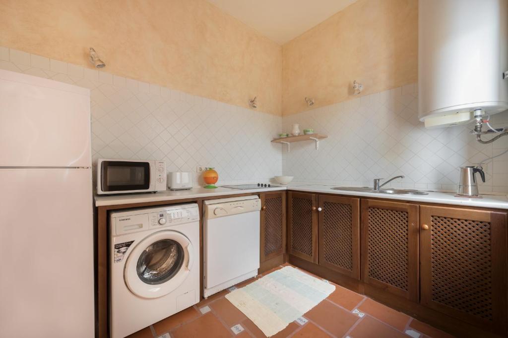 a kitchen with a washing machine and a sink at Apartamento Guzman el Bueno in Tarifa