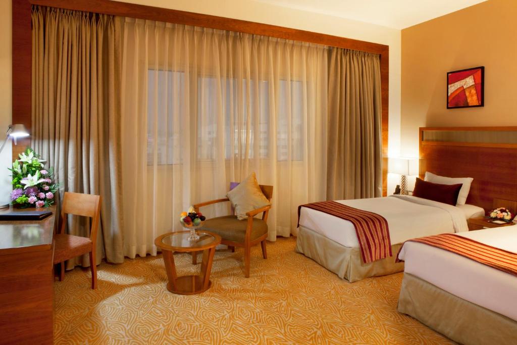 Postel nebo postele na pokoji v ubytování Landmark Grand Hotel