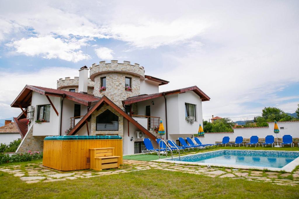 a villa with a swimming pool and a house at Вила Слънчев Рай in Marchevo