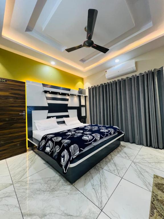 a bedroom with a bed and a ceiling fan at Hotel River View Panipat in Pānīpat
