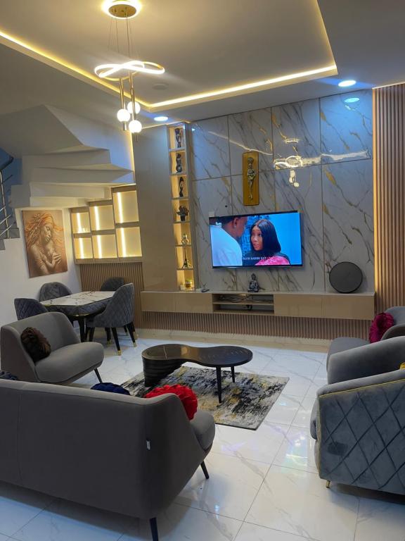 Μια τηλεόραση ή/και κέντρο ψυχαγωγίας στο Bright white house 2 bedroom duplex