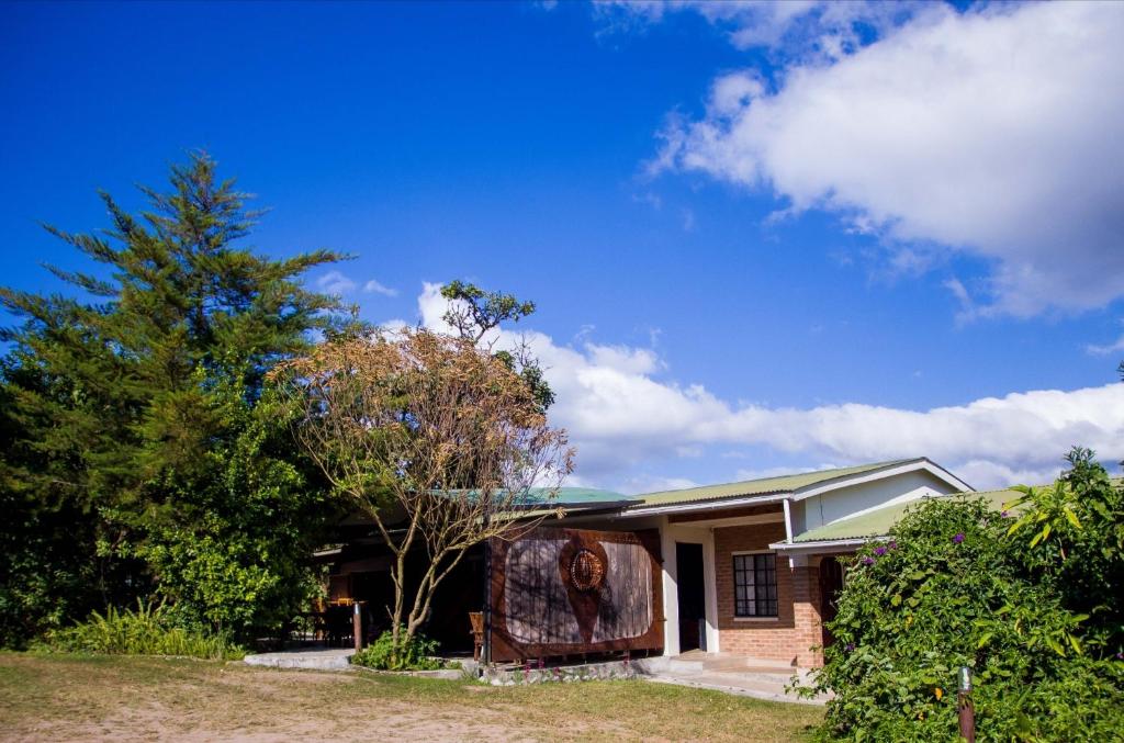 Una casa con un gran cuadro en el costado. en Umunthu Space & Lodge, en Mzuzu
