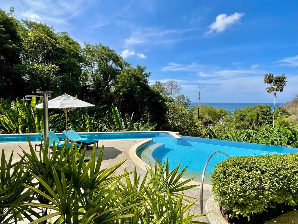 Hồ bơi trong/gần Kata Eden View - 1 BR Beachfront Luxury Apartment