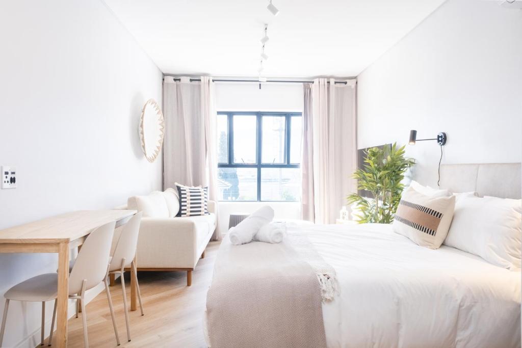 Postel nebo postele na pokoji v ubytování Paarl Superior Studio 230 With Onsite Parking