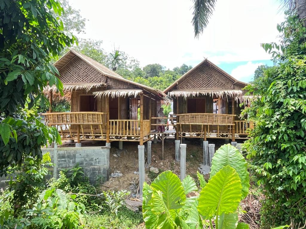 un groupe de huttes en bambou dans une forêt dans l'établissement Lanta Thai Cottage, Bamboo House, à Ko Lanta Yai