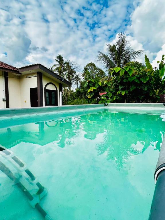 Bazén v ubytování Kempadang Courtyard Homestay - Kuantan nebo v jeho okolí