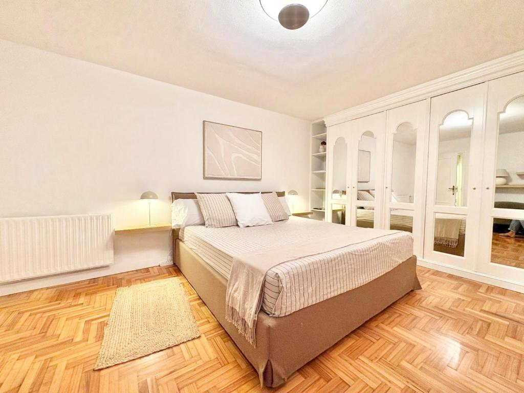 a bedroom with a large bed in a room at Ático Duplex en el Corazón del Casco Histórico de Oviedo in Oviedo