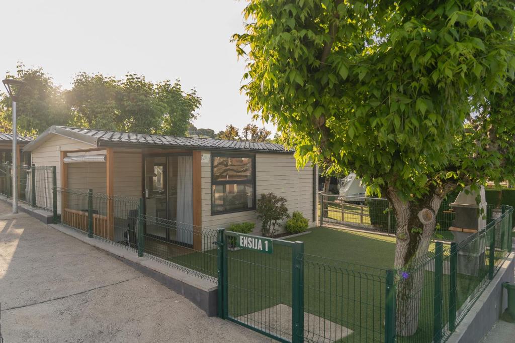 Berga Resort - Mobil-home Ensija 改编为“宠物友好型”