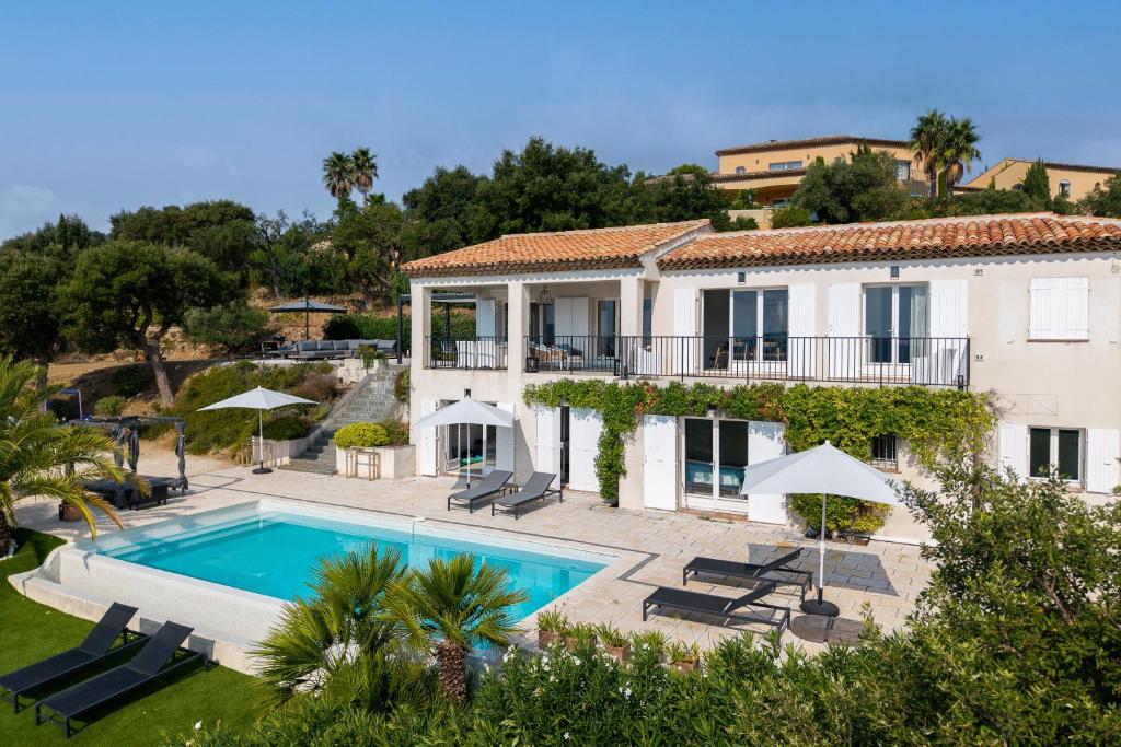 an image of a villa with a swimming pool at Villa Beau Rêve - Villa climatisée avec piscine in Grimaud
