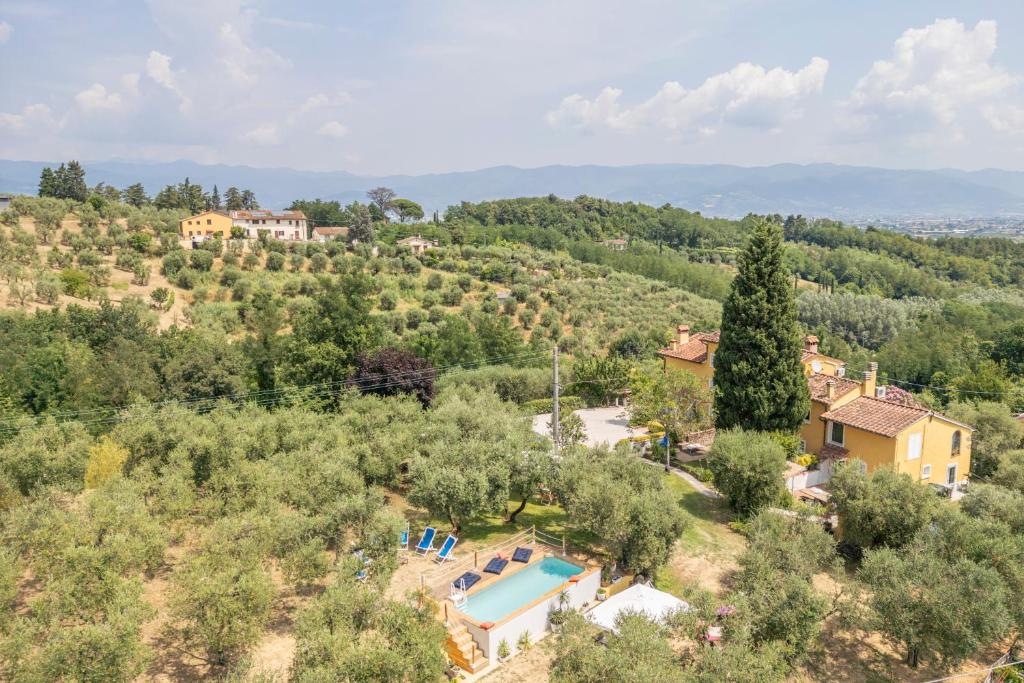 una vista aerea di una villa con piscina e alberi di Country House Casalguidi 191 Private Pool a Cantagrillo