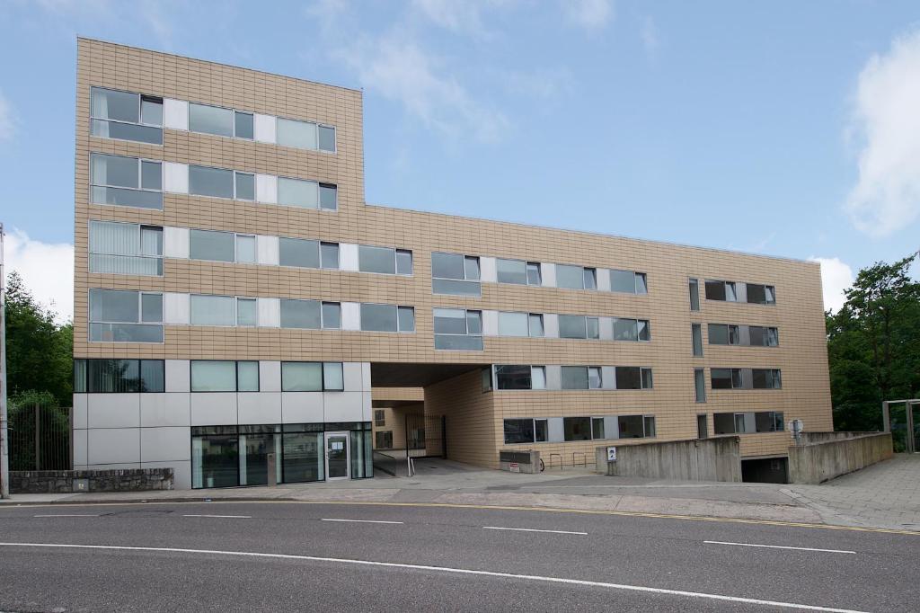 un gran edificio de ladrillo en el lateral de una calle en Victoria Mills Apartments - UCC Summer Beds, en Cork