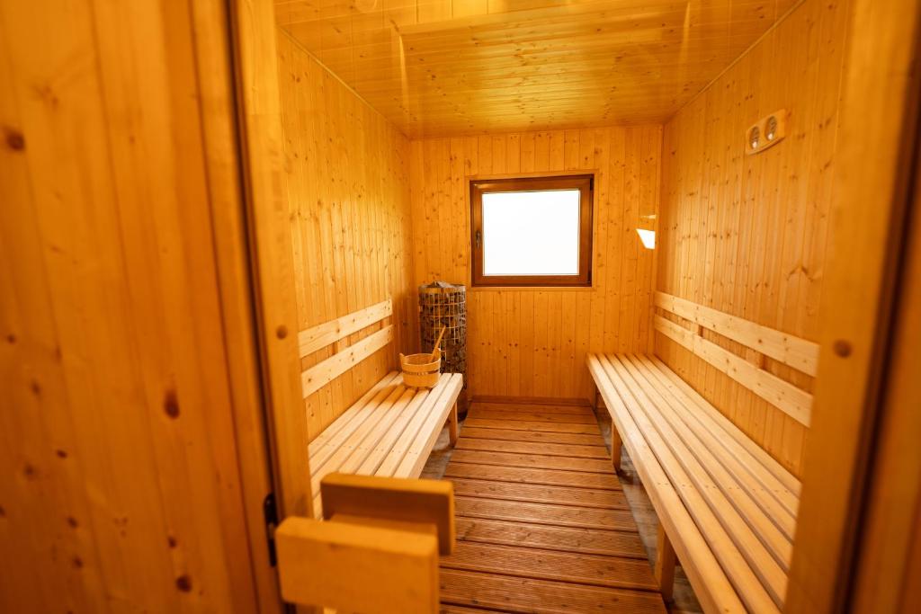 une chambre avec deux bancs dans un sauna dans l'établissement Romantyczny Zakątek z Jacuzzi Duo, à Ustrzyki Dolne