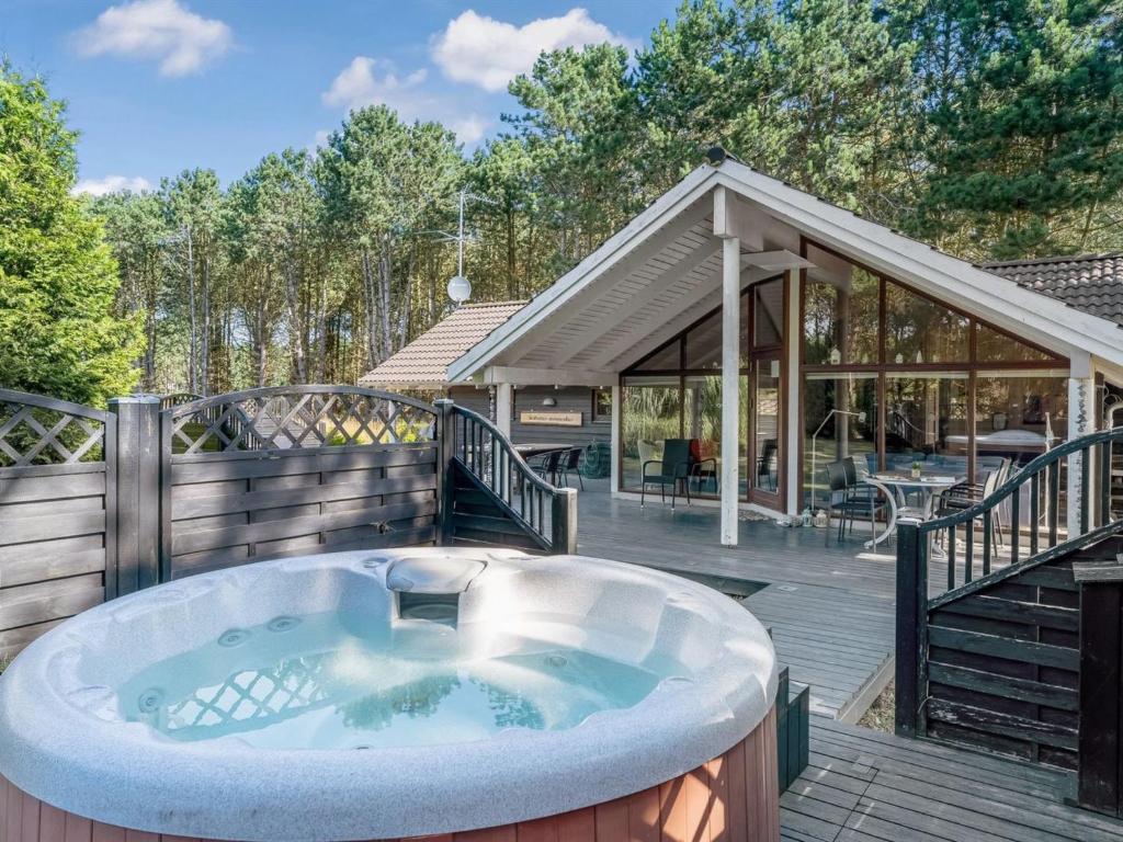 einen Whirlpool auf einer Terrasse mit einem Haus in der Unterkunft Holiday Home Matine - 800m from the sea by Interhome in Rødby