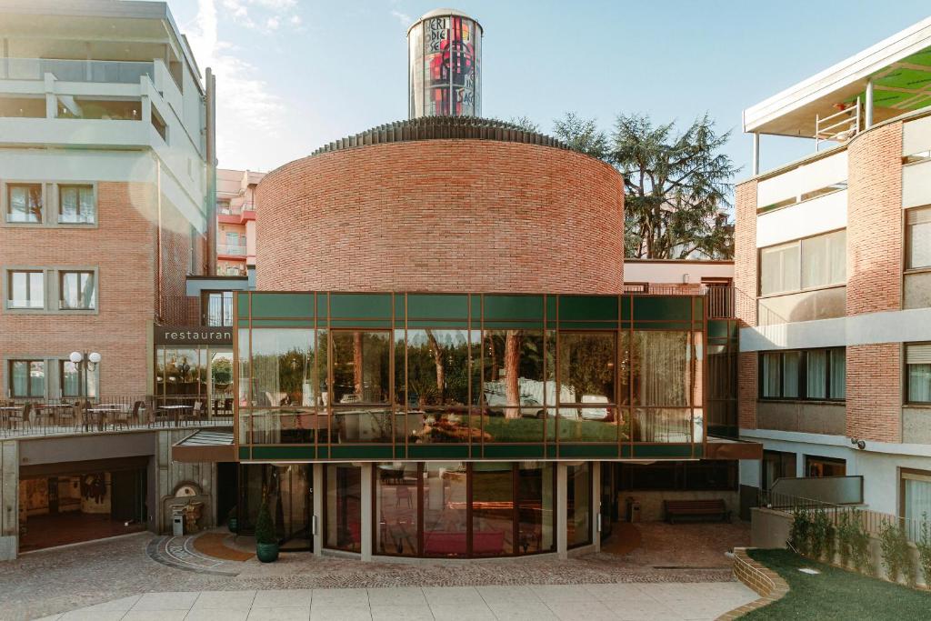 Adoro Hotel