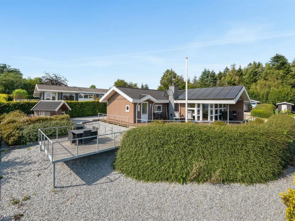 ein Haus mit einem großen Garten davor in der Unterkunft Holiday Home Ebbeline - 150m from the sea by Interhome in Binderup Strand