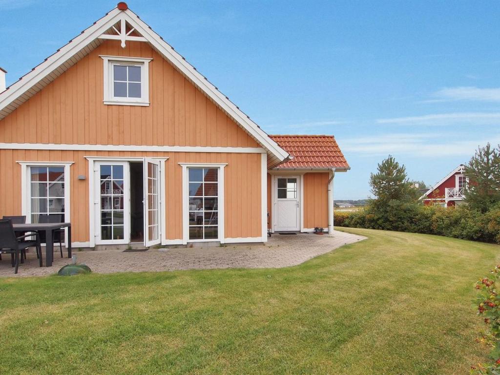 BroにあるHoliday Home Matleena - 200m from the sea by Interhomeの庭のピクニックテーブル付き家